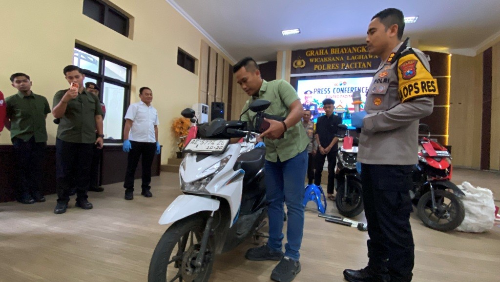 Kapolres Pacitan AKBP Ayub Diponegoro Azhar menunjukkan barang bukti sepeda motor dan alat kejahatan kunci leter T dalam konferensi pers pengungkapan kasus curanmor.