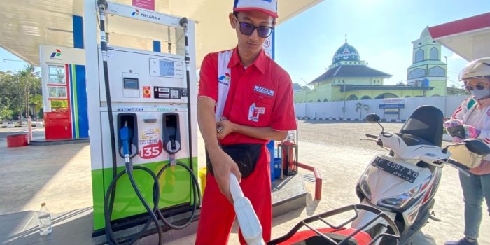 Aktivitas pengisian bahan bakar di SPBU Bangunsari Pacitan setelah kembali beroperasi normal.