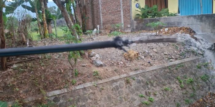 Kondisi kabel jaringan internet Starlite yang terputus dan hangus terbakar di salah satu titik di wilayah Pacitan.