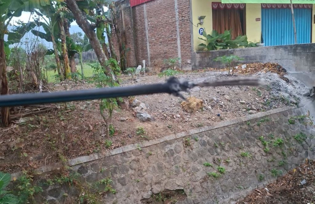 Kondisi kabel jaringan internet Starlite yang terputus dan hangus terbakar di salah satu titik di wilayah Pacitan.