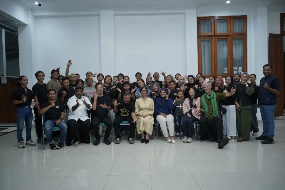 Sarasehan Seniman Pelem Festival #6 Bersama Bupati Pacitan Bupati Pacitan Indrata Nur Bayuaji berdiskusi dan sarasehan bersama para seniman nasional dan internasional peserta Pelem Festival #6 di Pendopo Kabupaten Pacitan.