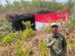 Anggota Tim Ekspedisi Gahvara Yava 2026 mengepalkan tangan dengan penuh semangat di depan mulut Gua Luweng Ombo Pacitan.