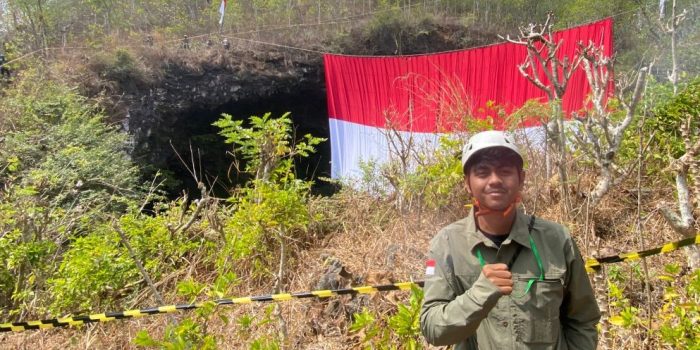 Anggota Tim Ekspedisi Gahvara Yava 2026 mengepalkan tangan dengan penuh semangat di depan mulut Gua Luweng Ombo Pacitan.