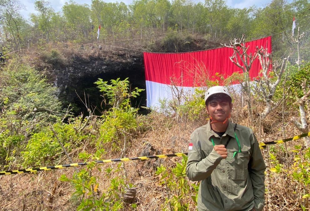 Semangat Tim Ekspedisi Gahvara Yava di Mulut Gua Luweng Ombo Anggota Tim Ekspedisi Gahvara Yava 2026 mengepalkan tangan dengan penuh semangat di depan mulut Gua Luweng Ombo Pacitan.