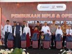 Simbolisasi penyerahan paket seragam dan perlengkapan sekolah kepada perwakilan siswa SRT 1 Pacitan oleh perwakilan Pemkab.