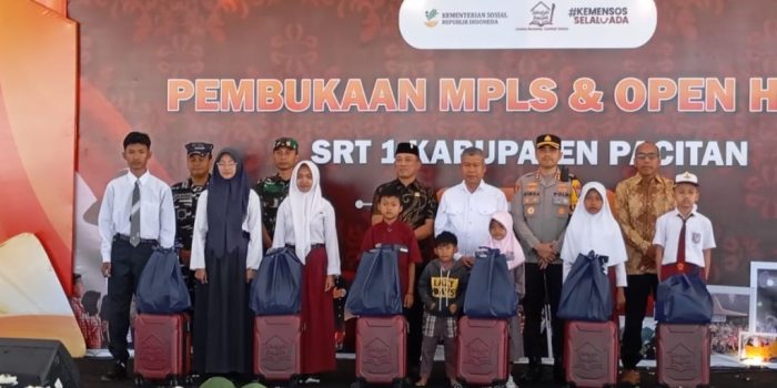 Simbolisasi penyerahan paket seragam dan perlengkapan sekolah kepada perwakilan siswa SRT 1 Pacitan oleh perwakilan Pemkab.