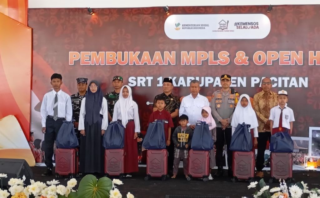 Simbolisasi-Penyerahan-Fasilitas-Pendidikan-SRT-1-Pacitan Simbolisasi penyerahan paket seragam dan perlengkapan sekolah kepada perwakilan siswa SRT 1 Pacitan oleh perwakilan Pemkab.