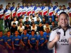 Skuad LavAni dan Ketua KONI Pacitan Tim bola voli nasional LavAni berfoto bersama, disandingkan dengan foto inset Ketua KONI Pacitan, Baginda Rahadian Pratama.