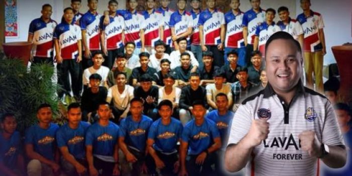Tim bola voli nasional LavAni berfoto bersama, disandingkan dengan foto inset Ketua KONI Pacitan, Baginda Rahadian Pratama.