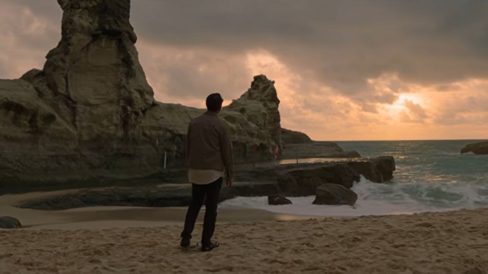 Tangkapan layar trailer film Munafik Melawan Iblis menampilkan keindahan tebing karang Pantai Klayar Pacitan.