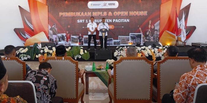 Suasana Pembukaan MPLS dan Open House SRT 1 Pacitan 2026 Kepala Sekolah SRT 1 Pacitan, Nanang Adang Kusdinar, memberikan sambutan dalam acara MPLS yang dihadiri Bupati Pacitan di Gedung Serbaguna.