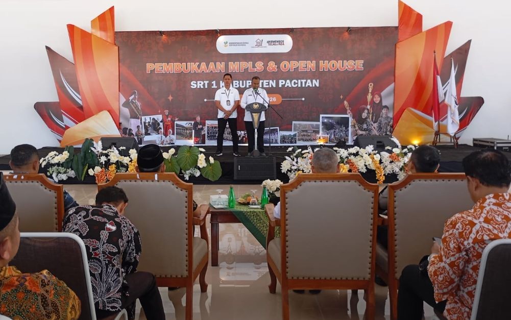 Kepala Sekolah SRT 1 Pacitan, Nanang Adang Kusdinar, memberikan sambutan dalam acara MPLS yang dihadiri Bupati Pacitan di Gedung Serbaguna.