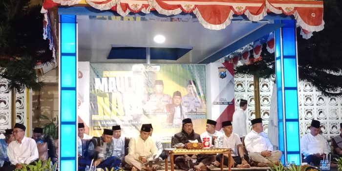Suasana khidmat peringatan Maulid Nabi Muhammad SAW 1448 H yang dihadiri jajaran kepolisian dan elemen masyarakat di halaman Mapolres Pacitan.
