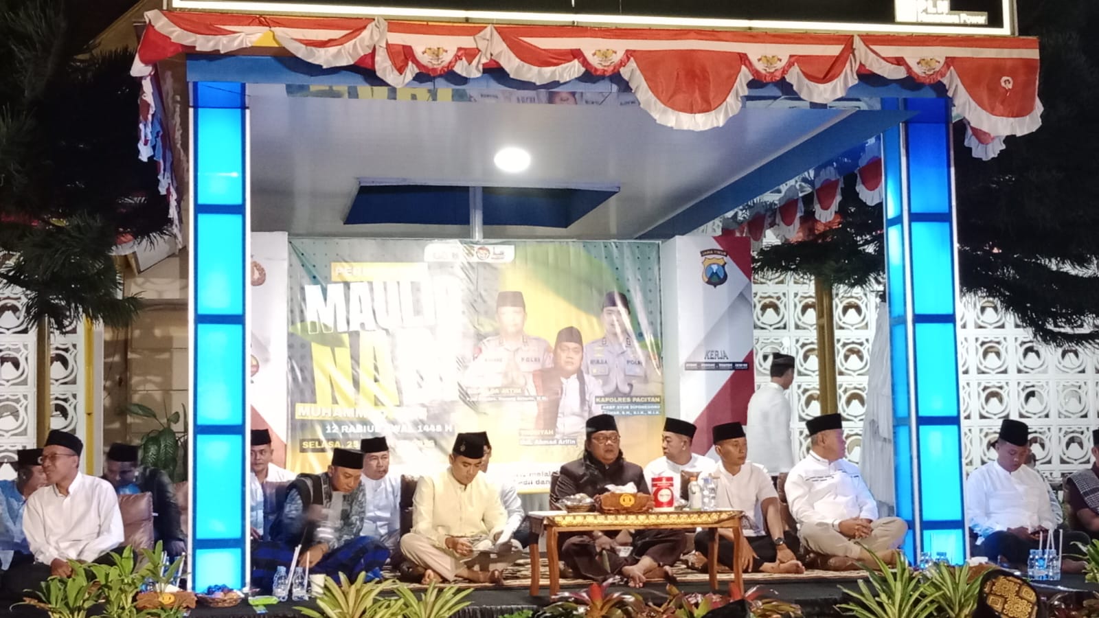 Suasana khidmat peringatan Maulid Nabi Muhammad SAW 1448 H yang dihadiri jajaran kepolisian dan elemen masyarakat di halaman Mapolres Pacitan.