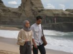 Arya Saloka dan kru saat proses syuting film horor Munafik Melawan Iblis di Pantai Klayar Pacitan.