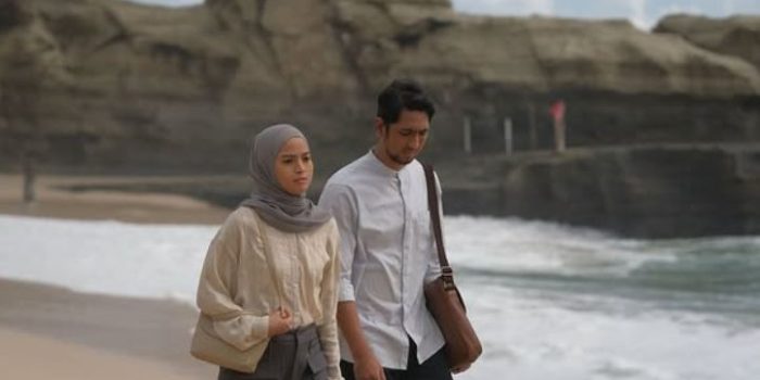 Arya Saloka dan kru saat proses syuting film horor Munafik Melawan Iblis di Pantai Klayar Pacitan.
