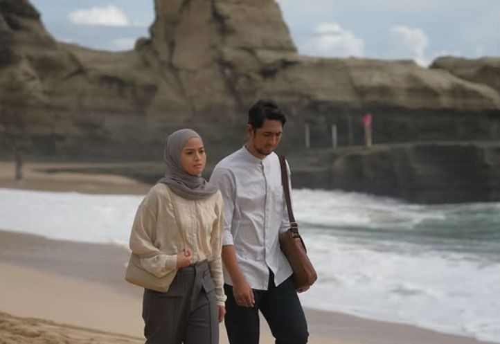 Syuting Film Munafik Melawan Iblis di Pantai Klayar Pacitan Arya Saloka dan kru saat proses syuting film horor Munafik Melawan Iblis di Pantai Klayar Pacitan.