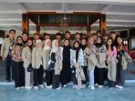Mahasiswa UGM yang tergabung dalam Tim Langkara Talambo berinteraksi dengan warga dalam program KKN-PPM 2026 di Desa Tahunan.