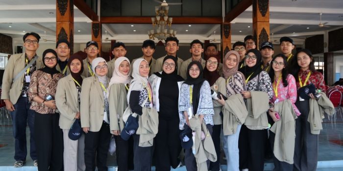 Mahasiswa UGM yang tergabung dalam Tim Langkara Talambo berinteraksi dengan warga dalam program KKN-PPM 2026 di Desa Tahunan.