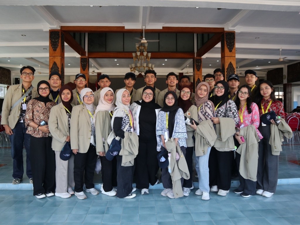 Mahasiswa UGM yang tergabung dalam Tim Langkara Talambo berinteraksi dengan warga dalam program KKN-PPM 2026 di Desa Tahunan.