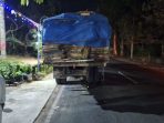 Posisi truk Mitsubishi kuning terparkir memakan badan jalan aspal di Jalan Raya Pacitan-Ponorogo Dusun Mujing Desa Borang Arjosari Pacitan.