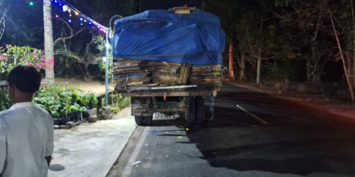 Posisi truk Mitsubishi kuning terparkir memakan badan jalan aspal di Jalan Raya Pacitan-Ponorogo Dusun Mujing Desa Borang Arjosari Pacitan.