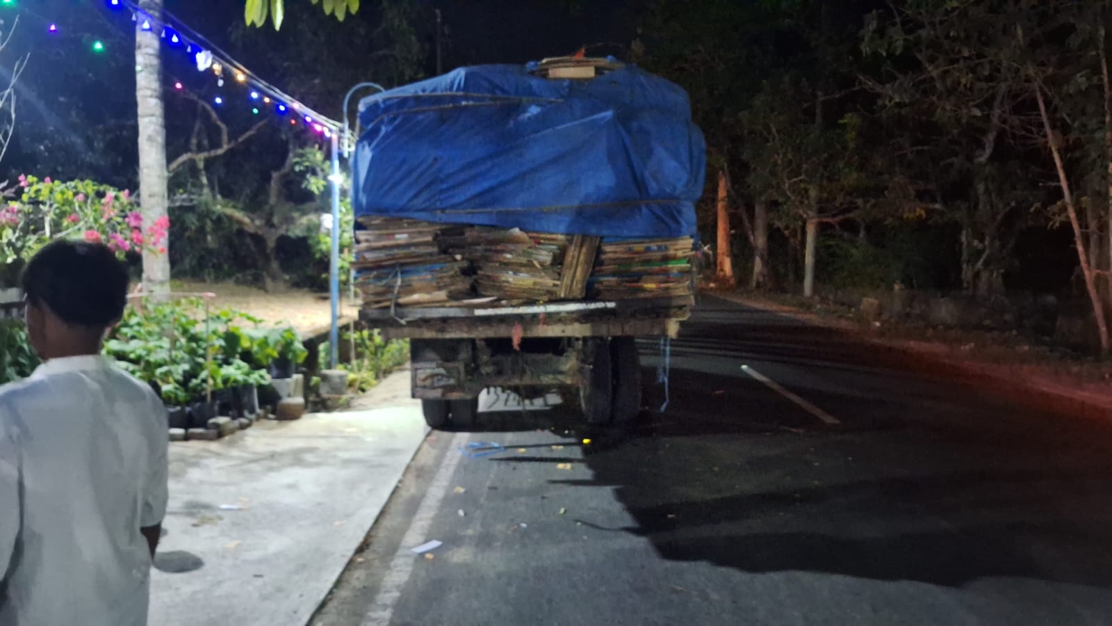 Posisi truk Mitsubishi kuning terparkir memakan badan jalan aspal di Jalan Raya Pacitan-Ponorogo Dusun Mujing Desa Borang Arjosari Pacitan.