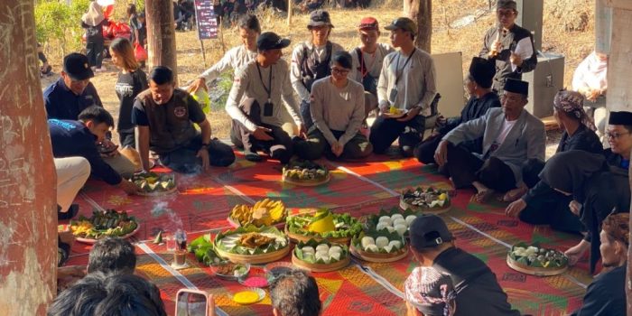 Umbul-Doa-Ekspedisi-Gahvara-Yava-2026-Luweng-Ombo.jpg Peserta Ekspedisi Gahvara Yava 2026 melaksanakan tradisi Umbul Doa di kawasan Luweng Ombo, Pacitan.