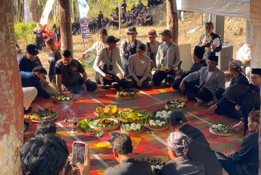Peserta Ekspedisi Gahvara Yava 2026 melaksanakan tradisi Umbul Doa di kawasan Luweng Ombo, Pacitan.