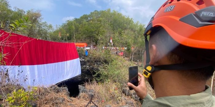 Bupati Pacitan Indrata Nur Bayuaji mengikuti upacara HUT ke-81 RI di dalam Gua Luweng Ombo.