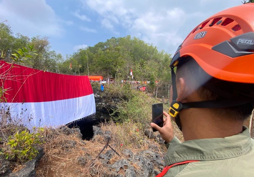Bupati Pacitan Indrata Nur Bayuaji mengikuti upacara HUT ke-81 RI di dalam Gua Luweng Ombo.