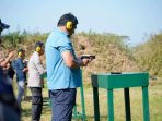 Wakil Bupati Pacitan Gagarin Sumrambah mengenakan kaos biru dan electronic earmuff saat menembak menggunakan pistol laras pendek G2 Combat pada jarak 25 meter di Lapangan Tembak Kodim 0801/Pacitan.