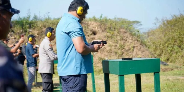 Wakil Bupati Pacitan Gagarin Sumrambah mengenakan kaos biru dan electronic earmuff saat menembak menggunakan pistol laras pendek G2 Combat pada jarak 25 meter di Lapangan Tembak Kodim 0801/Pacitan.