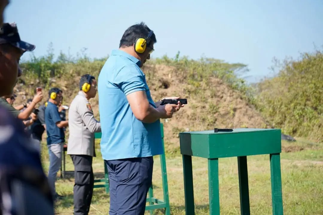 Wabup Pacitan Gagarin Jajal Pistol G2 Combat Wakil Bupati Pacitan Gagarin Sumrambah mengenakan kaos biru dan electronic earmuff saat menembak menggunakan pistol laras pendek G2 Combat pada jarak 25 meter di Lapangan Tembak Kodim 0801/Pacitan.