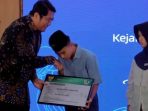 Wabup Pacitan Serahkan Penetapan Perwalian Simbolis kepada Anak