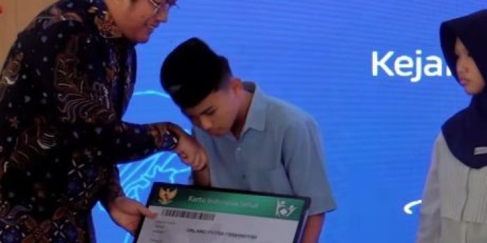 Wabup Pacitan Serahkan Penetapan Perwalian Simbolis kepada Anak