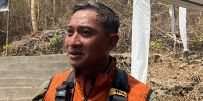 Bupati Pacitan Indrata Nur Bayuaji sedang memberikan keterangan pers terkait rencana dukungan eksplorasi lanjutan Gua Luweng Ombo.