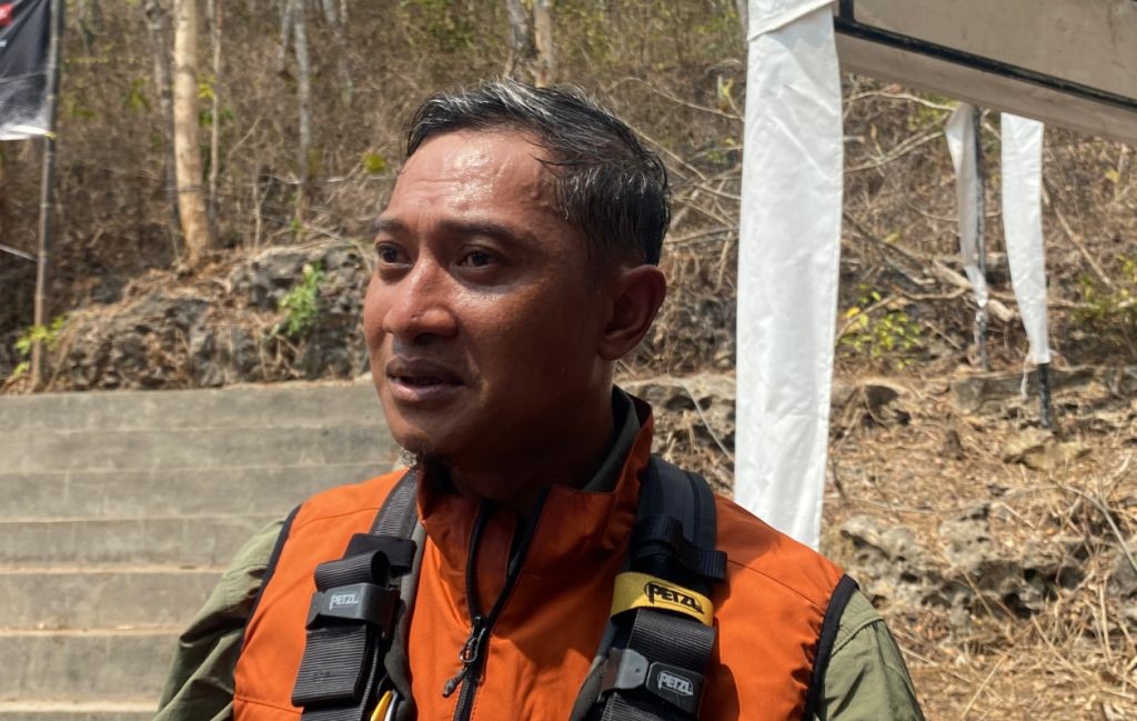 Bupati Pacitan Indrata Nur Bayuaji sedang memberikan keterangan pers terkait rencana dukungan eksplorasi lanjutan Gua Luweng Ombo.