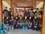 Warga Desa Sumberejo merakit sistem akuaponik dari galon bekas dalam workshop KKNT IPB.