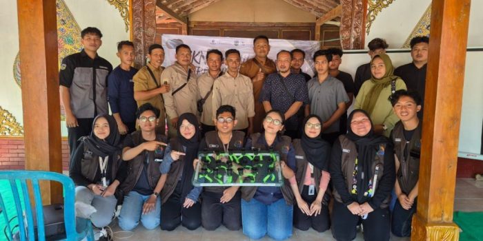 Workshop Akuaponik Galon Bekas KKNT IPB di Desa Sumberejo Warga Desa Sumberejo merakit sistem akuaponik dari galon bekas dalam workshop KKNT IPB.