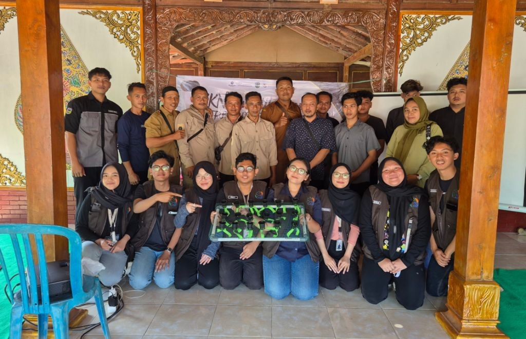 Warga Desa Sumberejo merakit sistem akuaponik dari galon bekas dalam workshop KKNT IPB.