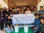 Tim KKNT Inovasi IPB Pacitan KAB01 mendampingi warga Desa Sumberejo mempraktikkan pembuatan silase untuk pakan ternak.