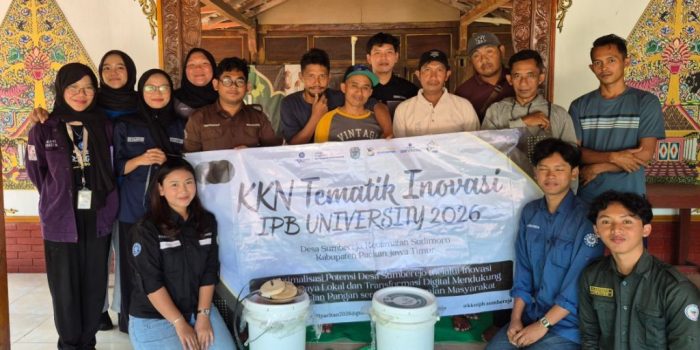Workshop GEMA TERNAK KKNT IPB di Desa Sumberejo Tim KKNT Inovasi IPB Pacitan KAB01 mendampingi warga Desa Sumberejo mempraktikkan pembuatan silase untuk pakan ternak.