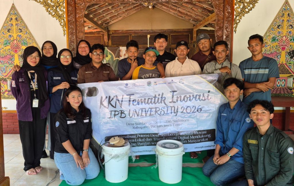 Workshop GEMA TERNAK KKNT IPB di Desa Sumberejo Tim KKNT Inovasi IPB Pacitan KAB01 mendampingi warga Desa Sumberejo mempraktikkan pembuatan silase untuk pakan ternak.