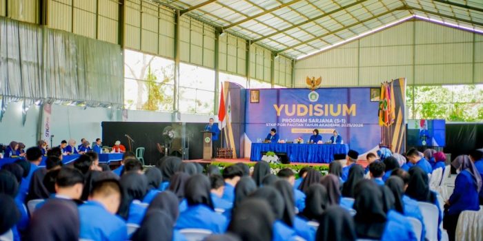 Suasana pengukuhan sarjana baru pada prosesi yudisium blended STKIP PGRI Pacitan di Student Hall.