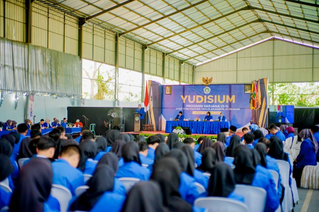 Suasana pengukuhan sarjana baru pada prosesi yudisium blended STKIP PGRI Pacitan di Student Hall.