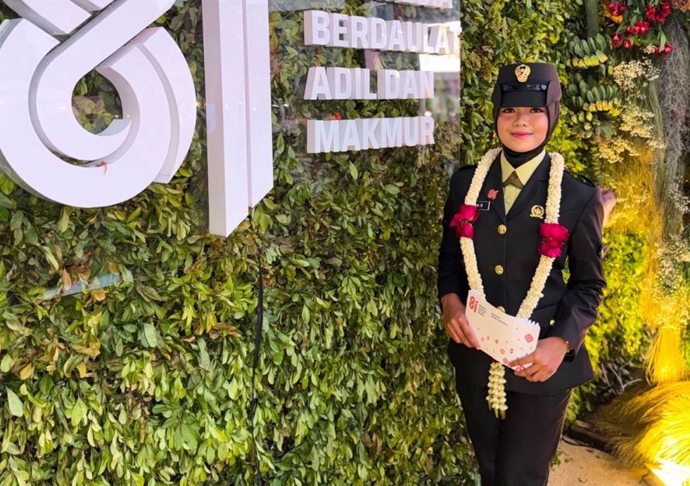 Zuan Ratriningtiyas memegang teks MC Upacara HUT RI di Istana Merdeka.