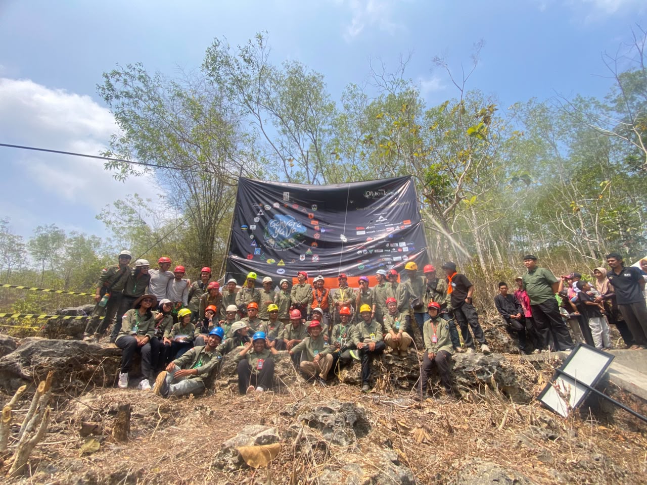 Bupati Pacitan Indrata Nur Bayuaji berfoto bersama tim Ekspedisi Gahvara Yava 2026 di bibir Gua Luweng Ombo sebelum upacara HUT RI.