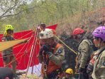 Petugas memastikan seluruh perlengkapan keselamatan terkunci erat pada tubuh Bupati Pacitan sebelum aksi menuruni Gua Luweng Ombo.