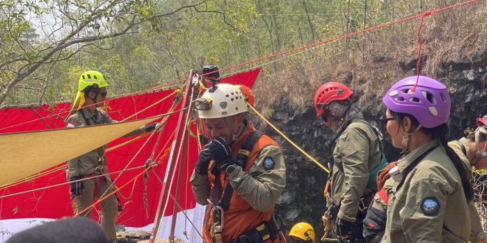 Petugas memastikan seluruh perlengkapan keselamatan terkunci erat pada tubuh Bupati Pacitan sebelum aksi menuruni Gua Luweng Ombo.